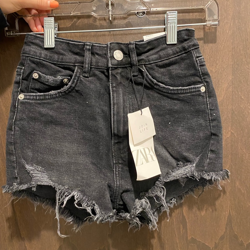 NWT ZARA black jean shorts with rips (never been worn)